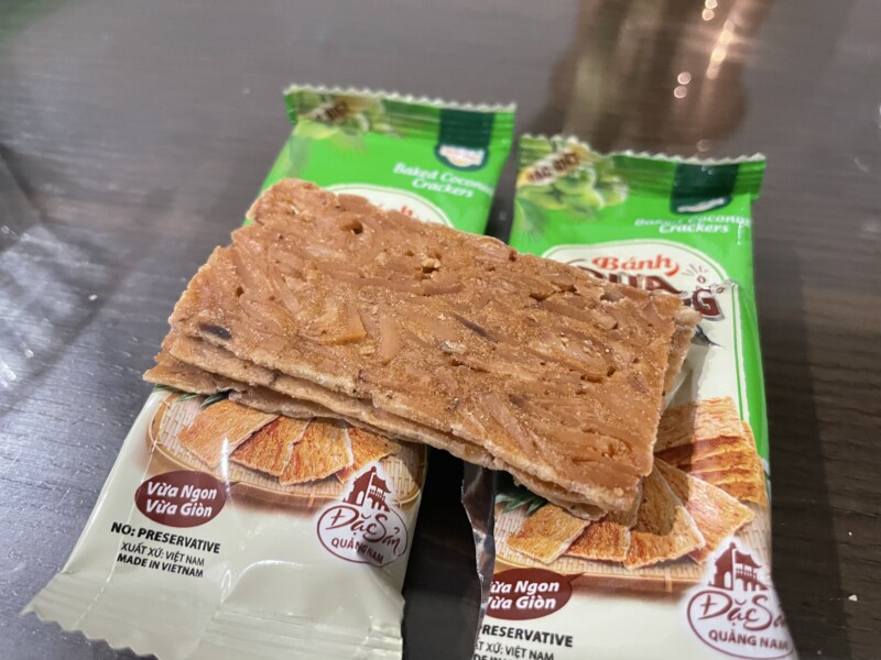 クアンナム省特産のココナッツクラッカーのBánh Dừa Nướng / バン・ユア・ヌン