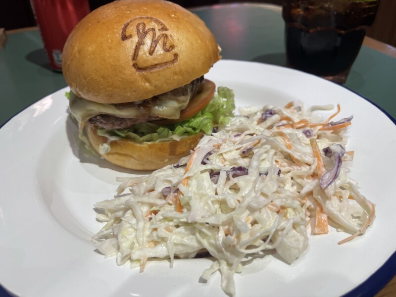 ホーチミン市内のハンバーガーフェステバルで優勝したハンバーガー