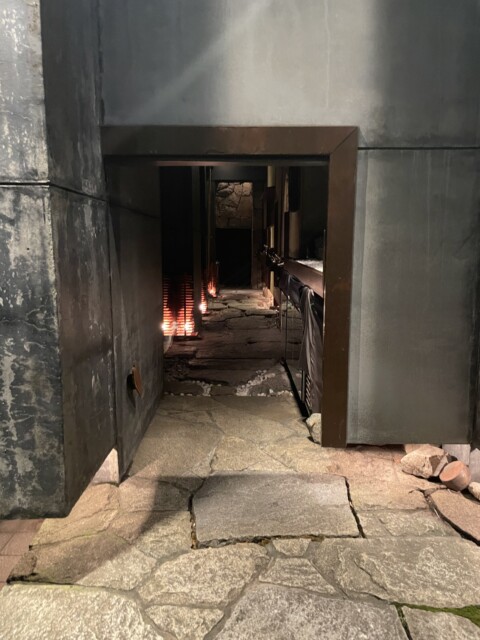 茶室のにじり口をくぐり抜けて入店する高松のバー