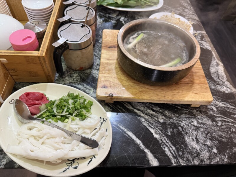熱々グツグツの鉄鍋フォーボー