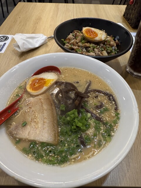 ベトナムのローカル価格の豚骨ラーメン