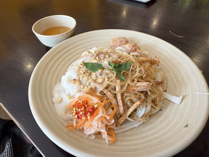 ココナッツミルクで和えるモチっとした食感のベトナム麺料理のBánh Tằm bì / バインタムビー