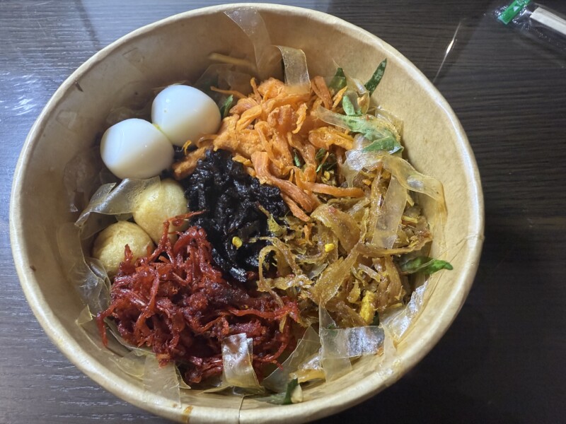 ライスペーパーを混ぜて作るベトナムのおやつ的な食べ物