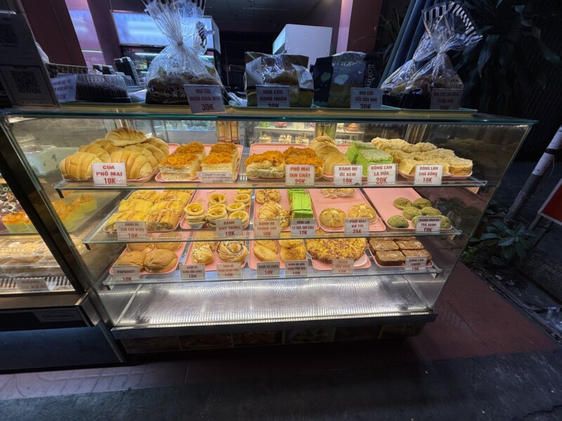 ベトナムのローカルパン屋は菓子パンとケーキ屋が融合されている。