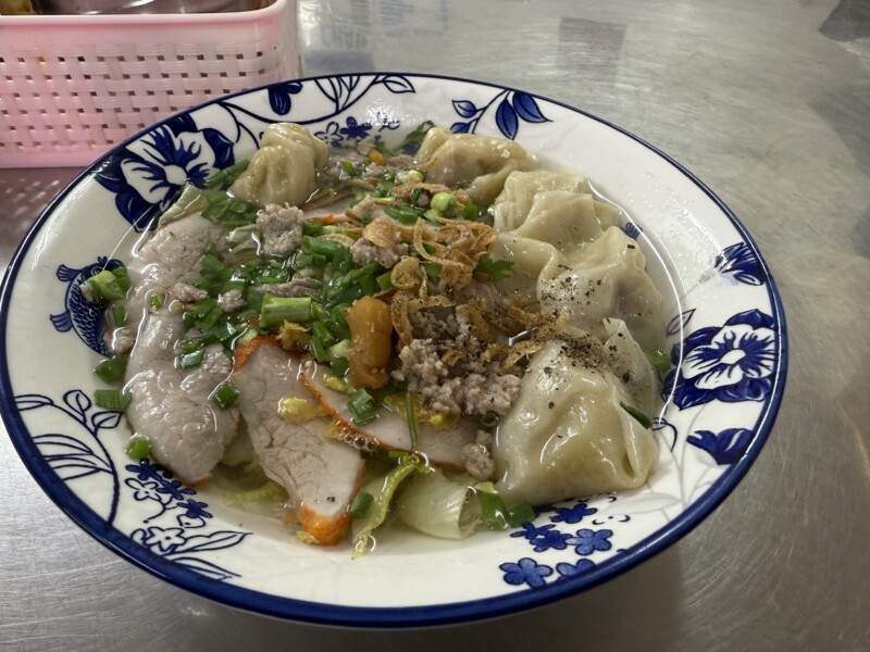 ホーチミンのフーニャン区にあるスープが絶品のワンタン麺屋さん