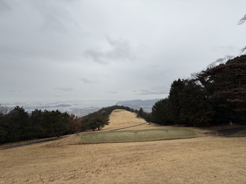 瀬戸内海を望む山頂に造られた香川県最古のゴルフコース