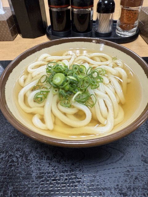 香川県の締めは自分で麺を温め、ダシをかけるセルフ式うどんの名店で
