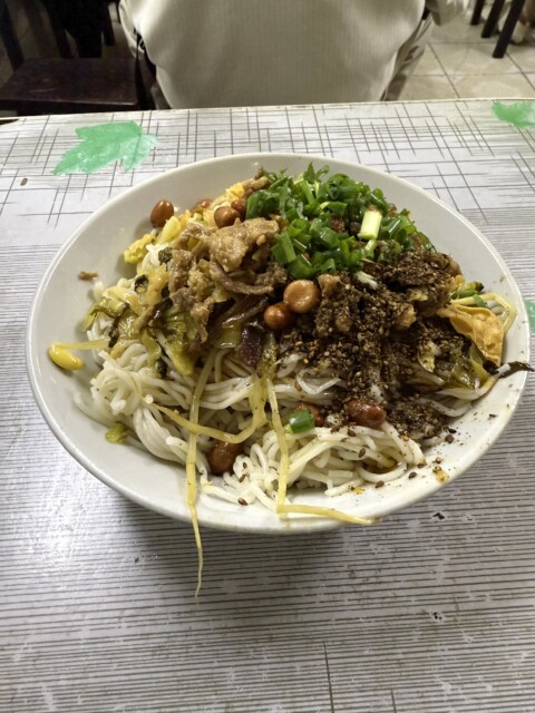 海口騎楼老街で干拌海南粉を食べる – タケノコの漬物の酸味がクセになるローカル麺
