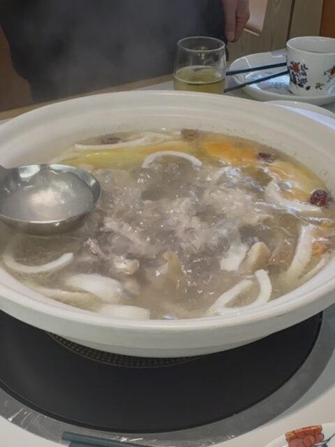 海南島名物のココナッツジュース仕立ての椰子鶏火鍋（椰子鸡汤）