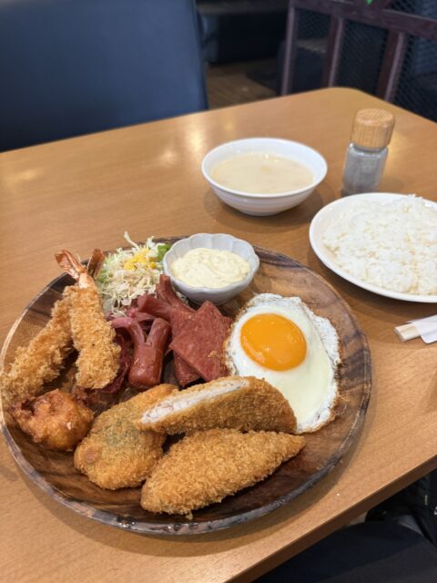 コザで昭和レトロな喫茶スタイルの24時間食堂