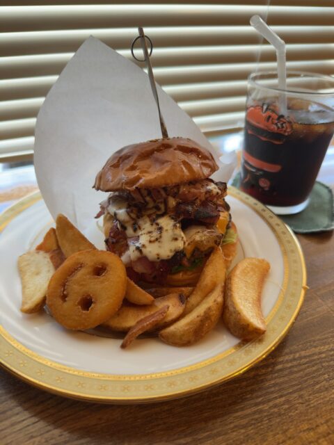 沖縄市コザで牛肉100％パティと自家製バンズのグルメバーガーを楽しめる店