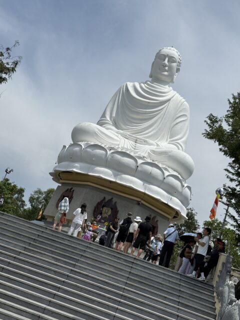 ニャチャンを見下ろす白い大仏