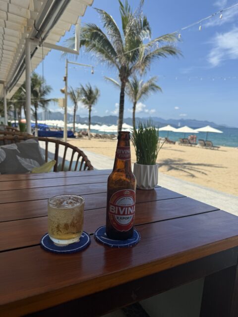 ニャチャンの海を見ながらビールでクールダウン