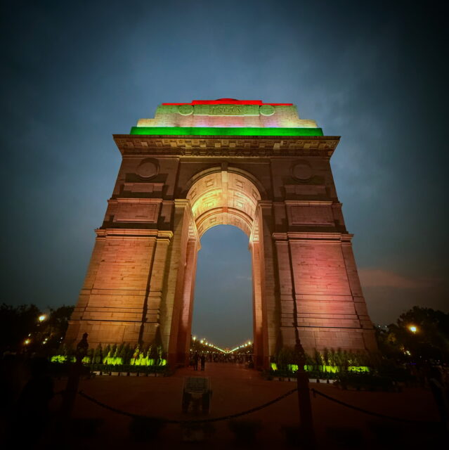 インド国旗カラーでライトアップされたインド門