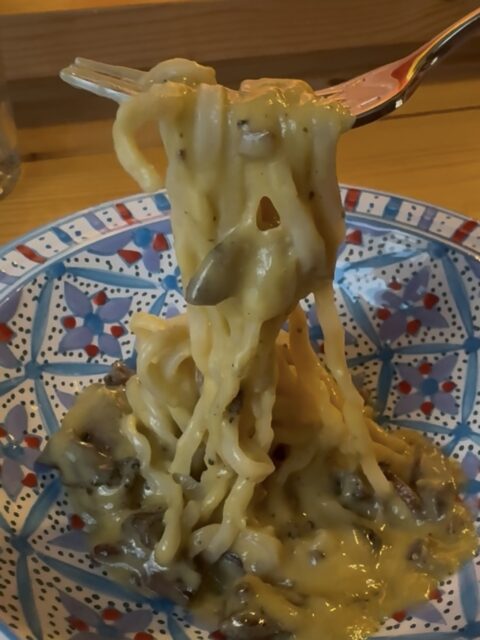 沖縄の変態料理人が作る「鴨の卵と猪のパンチェッタの濃厚カルボナーラ」