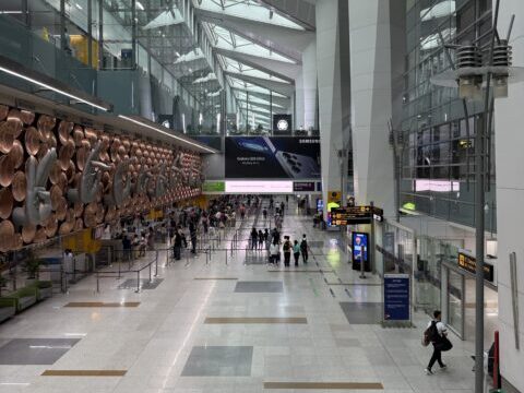 ニューデリーの空港に到着