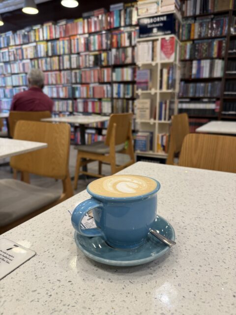 インドのコーヒーショップチェーンでラテを飲む