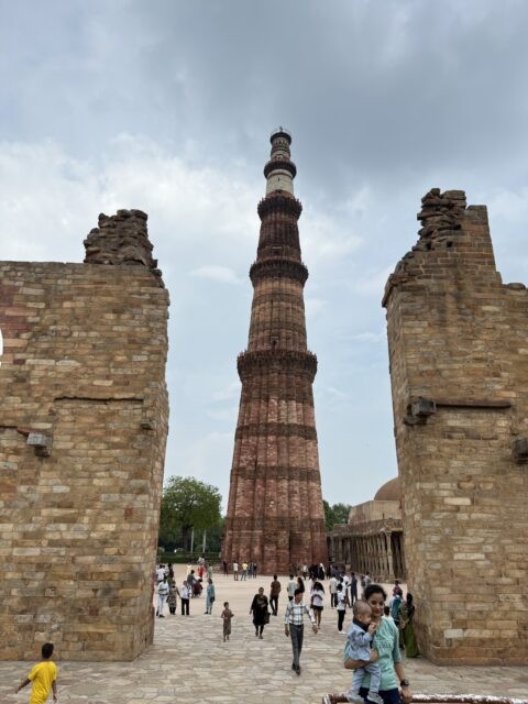 インド最古のイスラム建築群、世界遺産クトゥブ・ミナール
