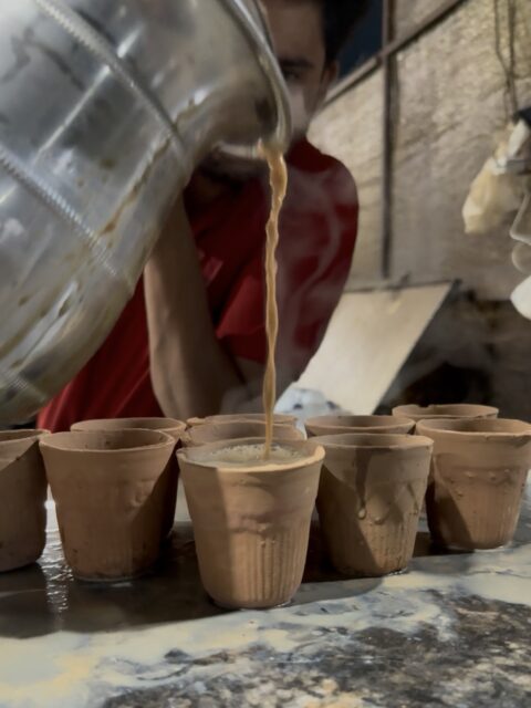 アグラへの移動中にダーバーで飲んだ陶器（クルハル）のチャイ