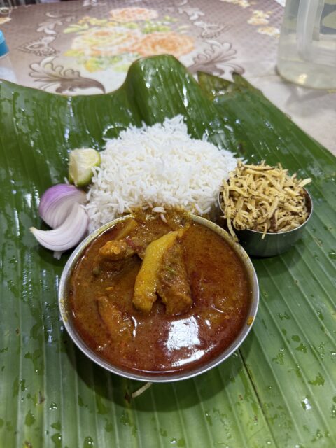 コルカタ最後の食事は路地の食堂へ | Ruhi Kasa（川魚カレー）とAlu Bhaja（ジャガイモフライ）