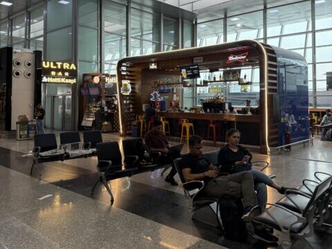 コルカタの空港内のバーでインドワインを飲みながらコルカタを振り返る