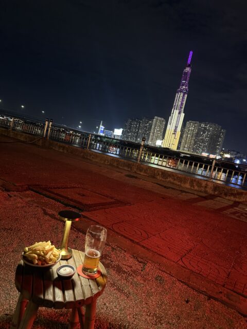 タオディエンの川沿いからランドマーク81を静かに眺めて飲める隠れスポット