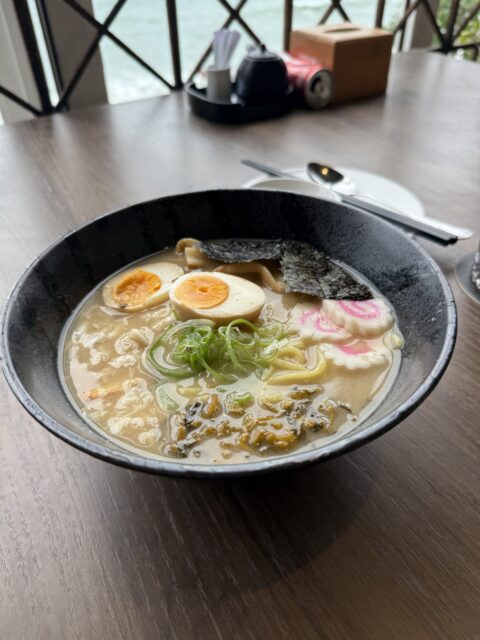 フーコック島の漁師町ハムニンの蟹を使用したカニラーメン