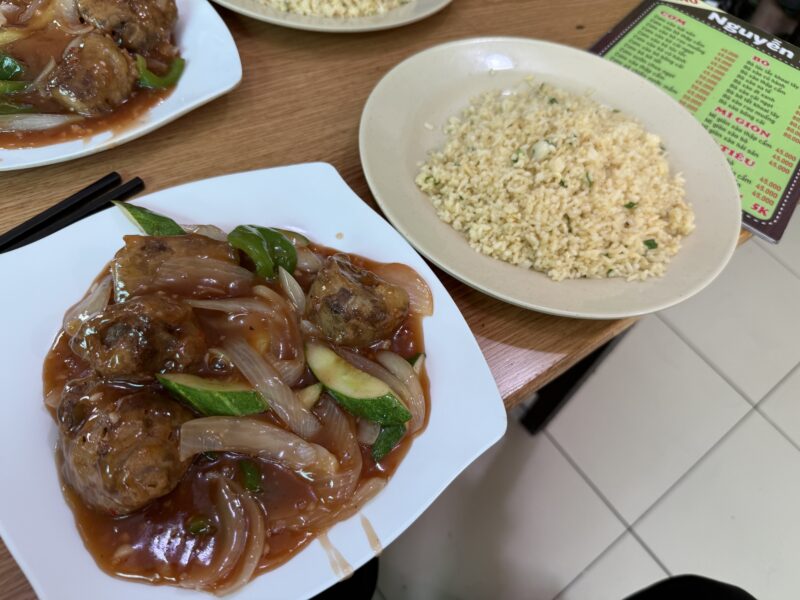 ベトナムの酢豚料理「Cơm sườn chua ngọt」