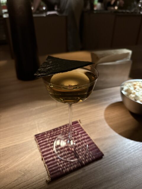 食材売り場のようなメニューが並ぶバンコクのバー