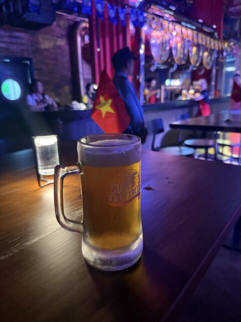 サングループが醸造している出来立ての生ビールを飲みながらステージを楽しめるガストロパブ