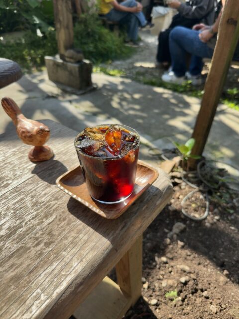 那覇の空の下、路地裏の庭で飲む一杯のアイスコーヒー